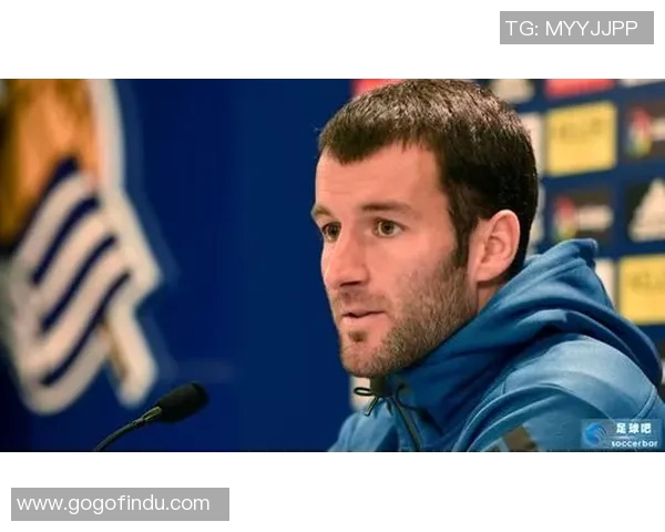 足球明星壁纸与时尚服装的完美结合让你尽享球场魅力与潮流风尚