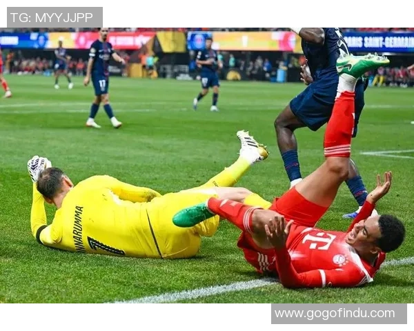 足球明星受伤瞬间揭示运动风险与职业生涯的脆弱性